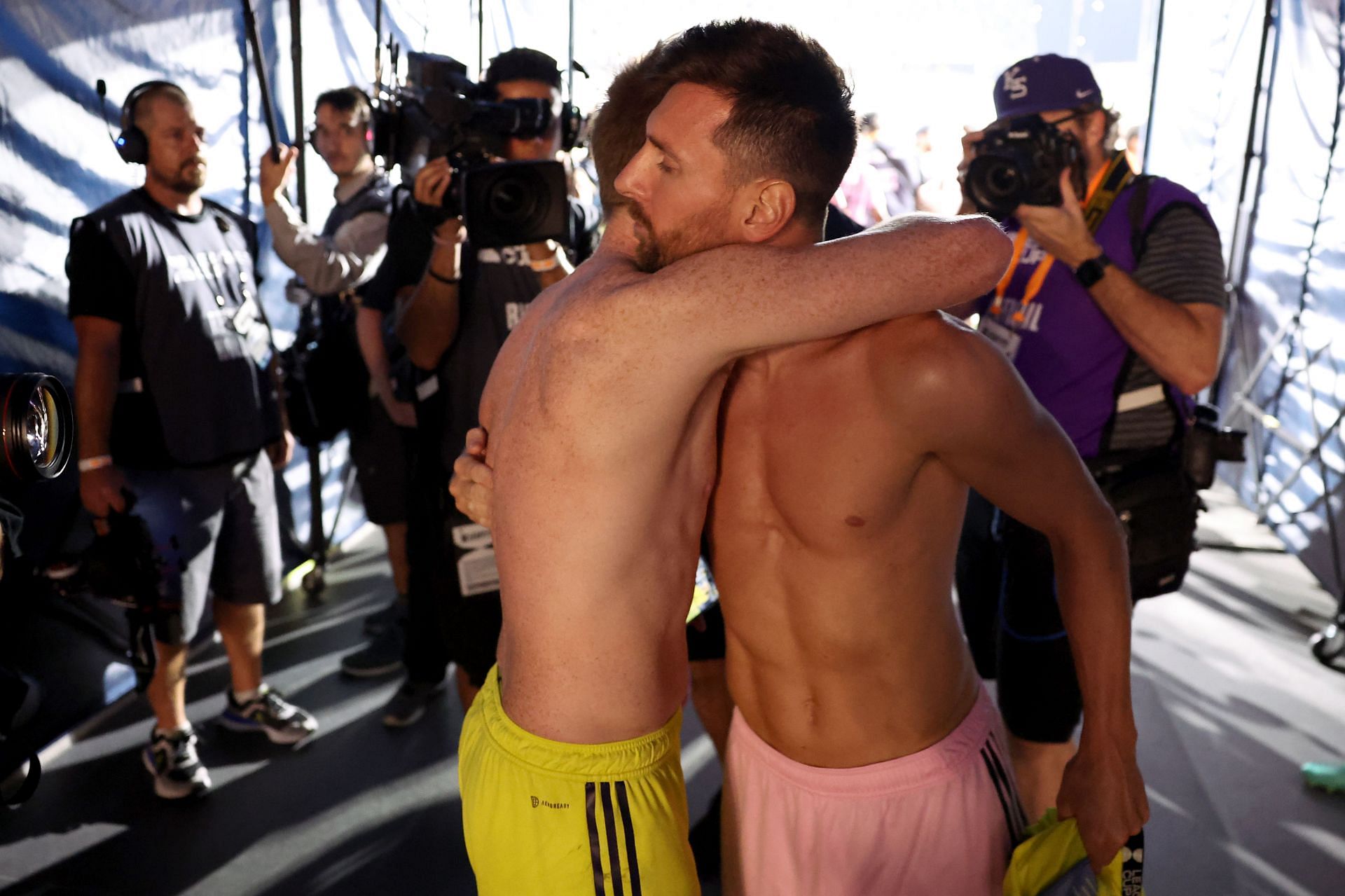 Lionel Messi and Dax McCarty swapping shirts (via Getty Images)